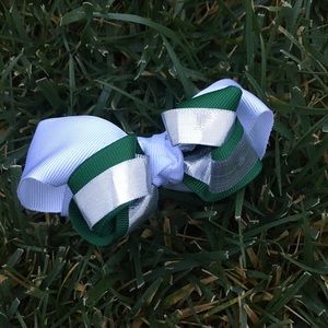Very cute destive green and white bow 🎀